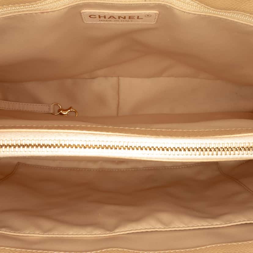 Chanel Caviar Grand Shopping Tote Beige Leather Very good condition - Model View