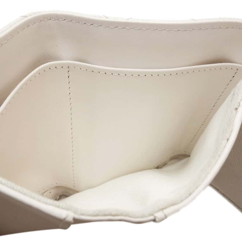 Chanel CC Quilted Caviar Flap Card Holder Wallet White Leather Very good condition - Model View