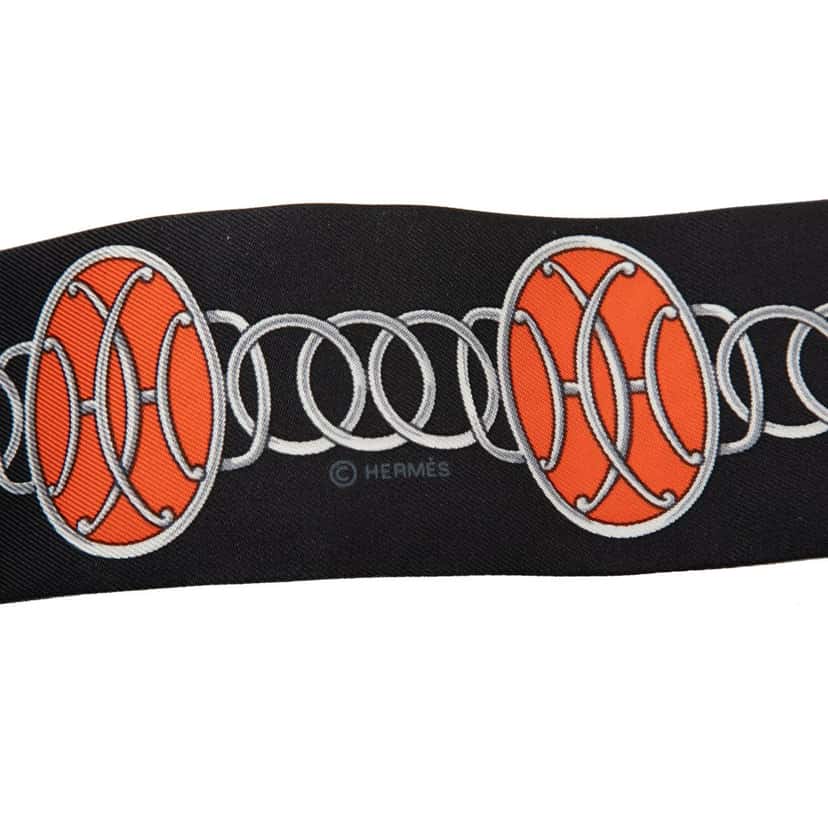 Hermès Lift Profile Silk Twilly Scarf Black Never worn - Model View