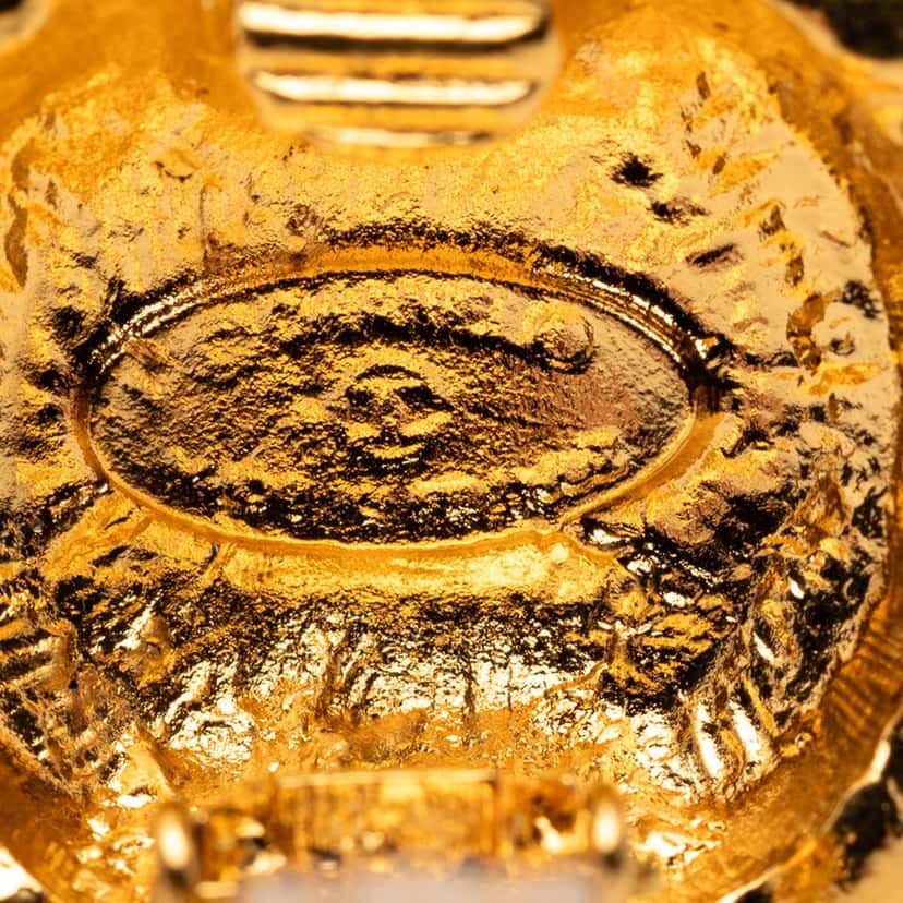 Chanel CC Gold Plated Round Clip On Earrings Gold Metal Very good condition - Inside View