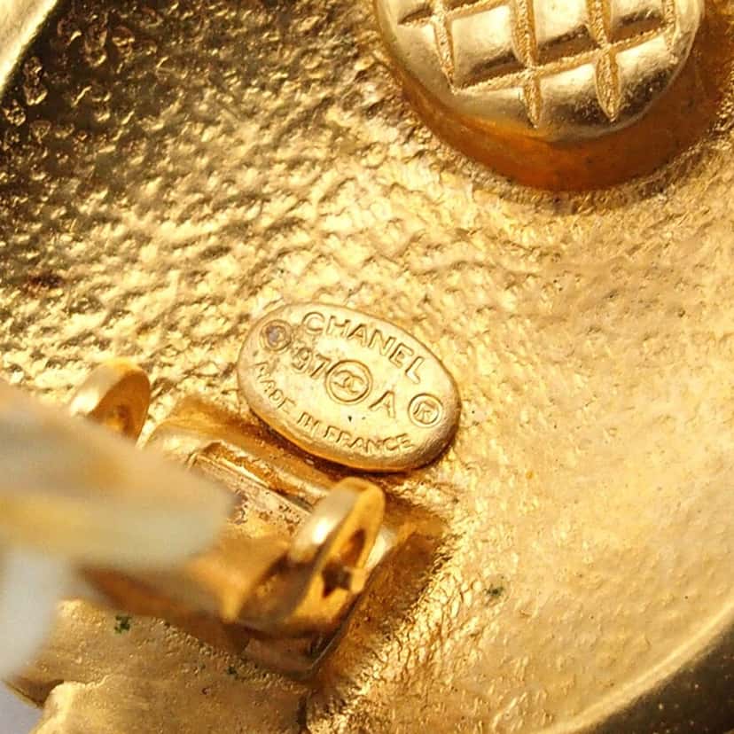 Chanel CC Gold Plated Round Clip On Earrings Gold Metal Very good condition - Box View