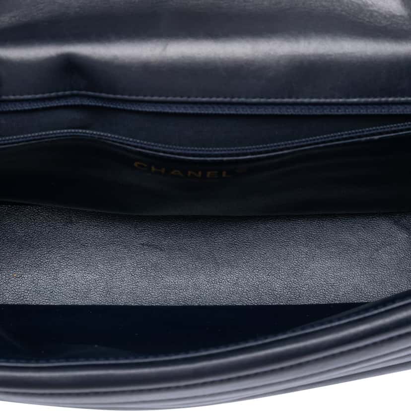 Chanel CC Horizontal Quilted Lambskin Double Flap Blue Leather Very good condition - Model View