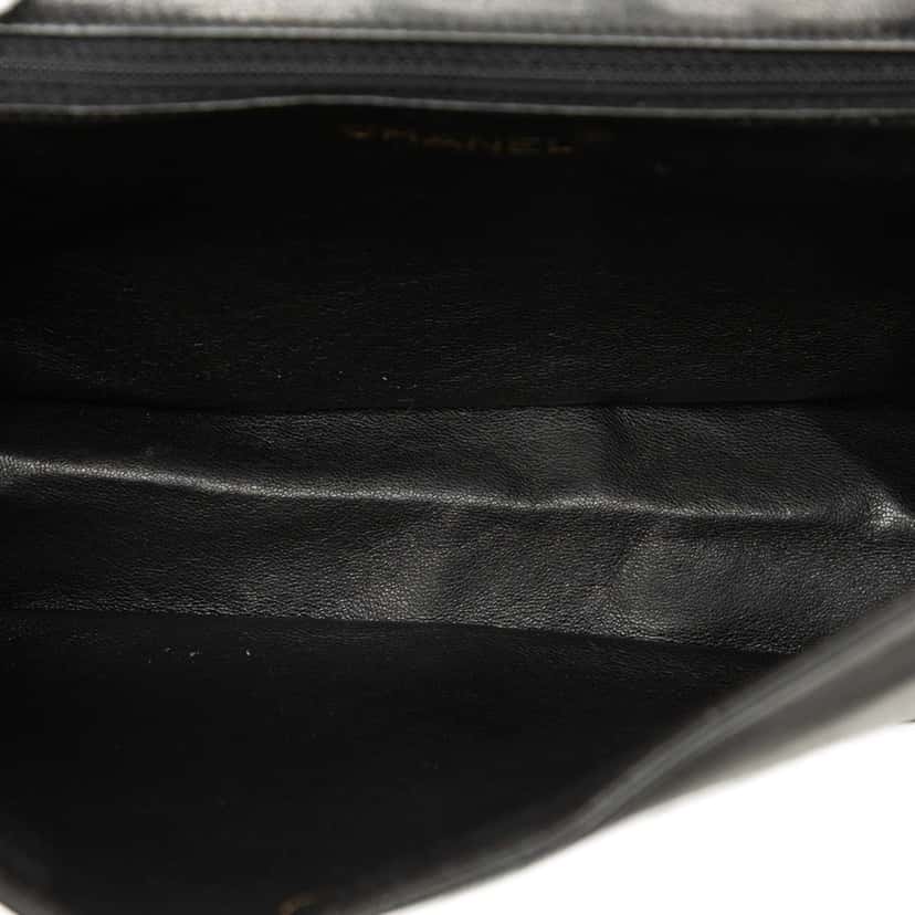 Chanel CC Quilted Lambskin Full Flap Black Leather Very good condition - Model View