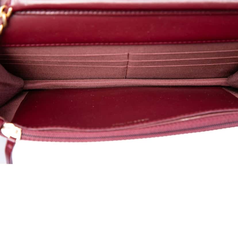 Chanel CC Quilted Velvet Wallet on Chain Red Very good condition - Model View