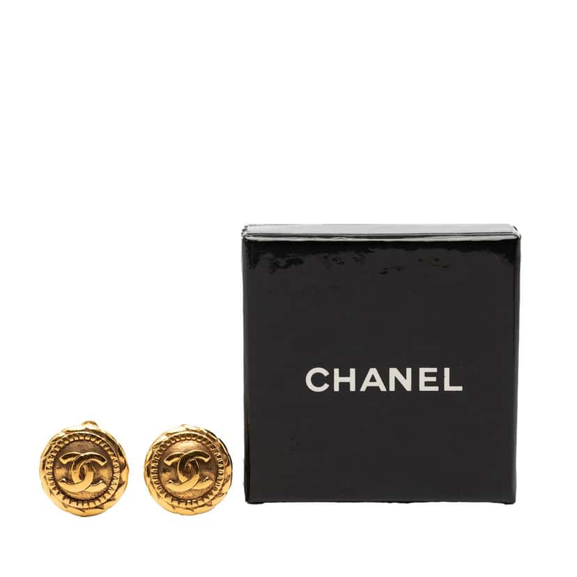 Chanel CC Gold Plated Round Clip On Earrings Gold Metal Very good condition - Model View