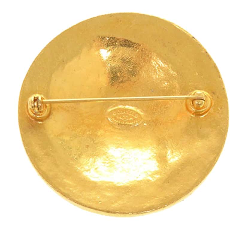 Chanel CC Gold Plated Medallion Pin Brooch Gold Metal Very good condition - Model View