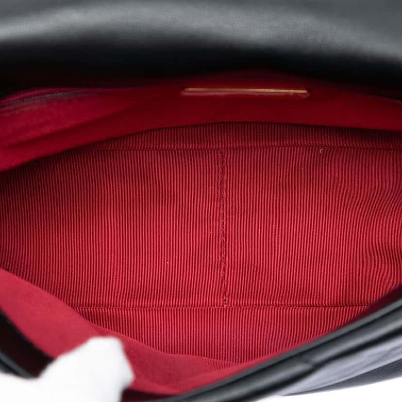 Chanel Medium Lambskin 19 Flap Black Leather Very good condition - Model View