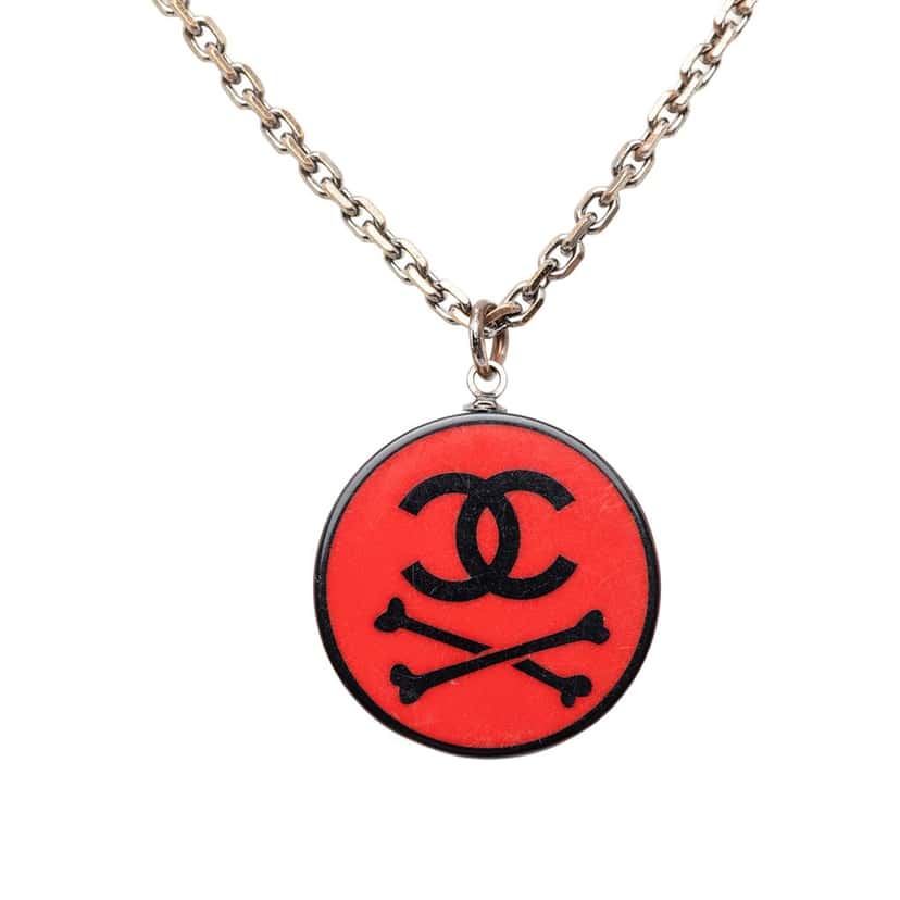 Chanel CC Gold Plated Resin Crossbones Round Pendant Necklace Red Plastic Very good condition - Back View