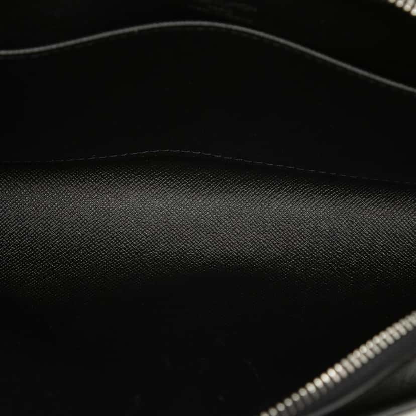 Louis Vuitton Taiga Pochette Baikal Black Leather Very good condition - Model View