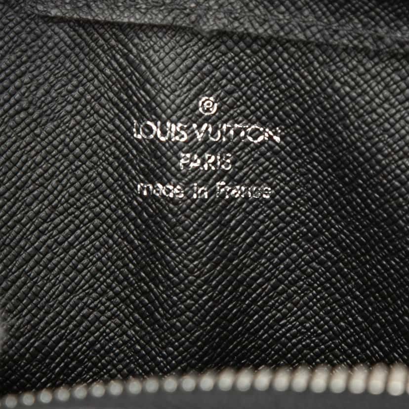 Louis Vuitton Taiga Pochette Baikal Black Leather Very good condition - Box View