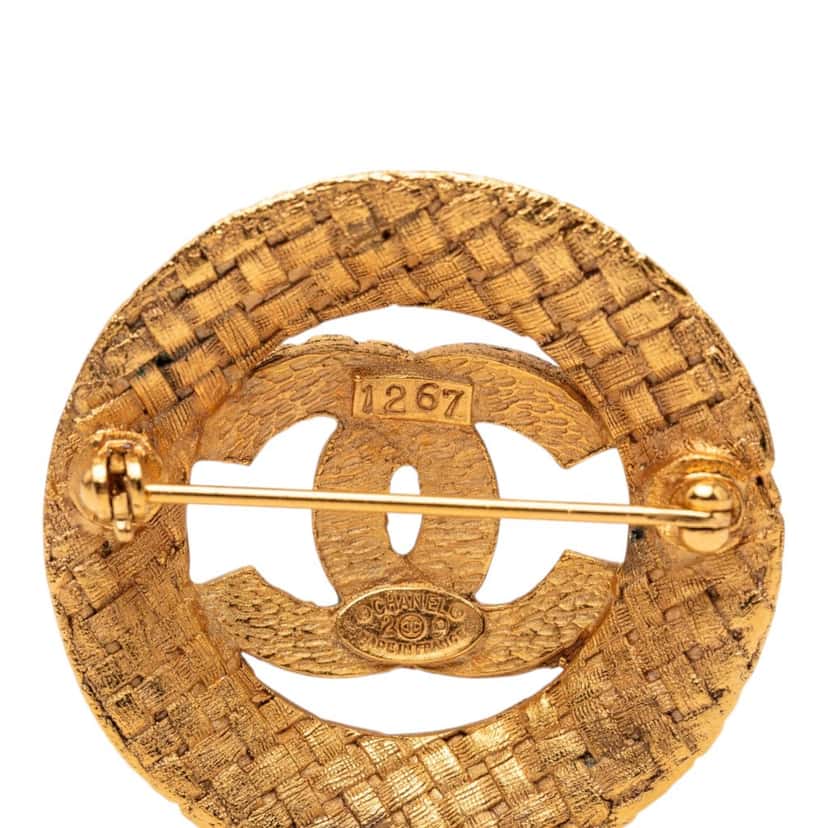 Chanel CC Gold Plated Woven Round Brooch Gold Metal Very good condition - Model View