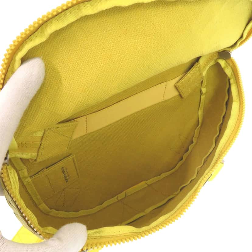 Bottega Veneta Nappa Intrecciato Carved Panels Belt Bag Yellow Leather Very good condition - Model View