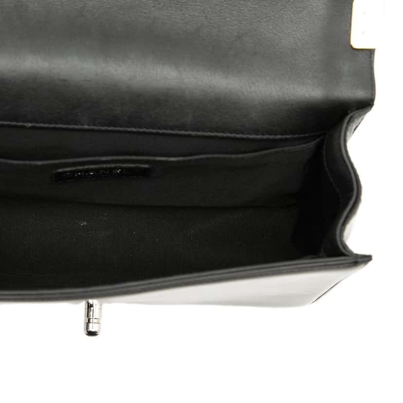 Chanel Old Medium Quilted Patent Acrylic Boy Flap Black Leather Very good condition - Model View