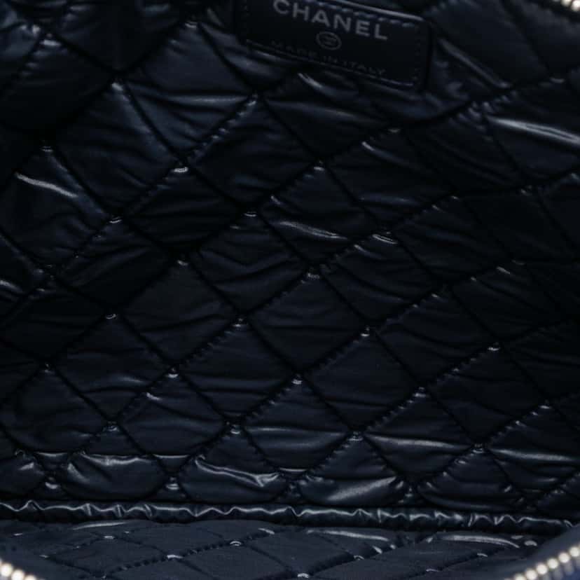 Chanel Medium CC Quilted Caviar O Case Clutch Blue Leather Very good condition - Model View