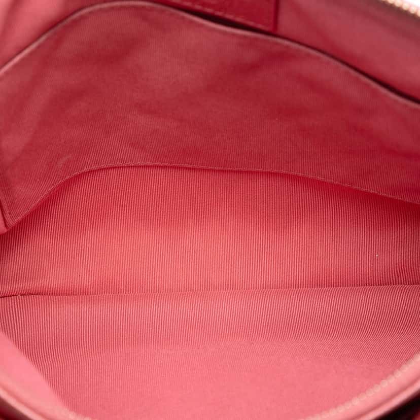 Chanel Medium Iridescent Quilted Caviar Flap Cosmetic Case Pink Leather Very good condition - Model View