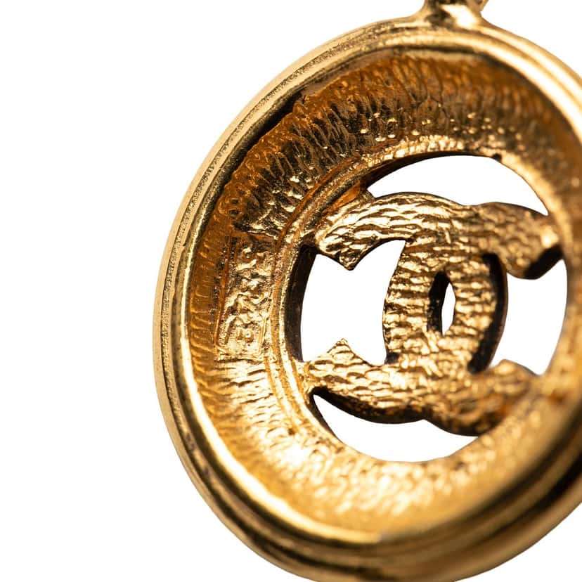 Chanel CC Gold Plated Sunburst Medallion Pendant Necklace Gold Metal Very good condition - Model View