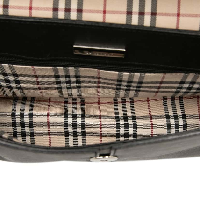Burberry Leather Flap Shoulder Bag Black Leather Very good condition - Model View