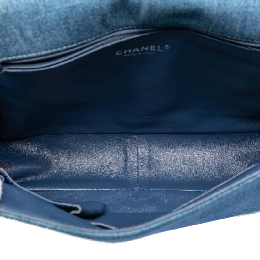 Chanel Large Quilted Denim Boy Flap Blue Very good condition - Model View