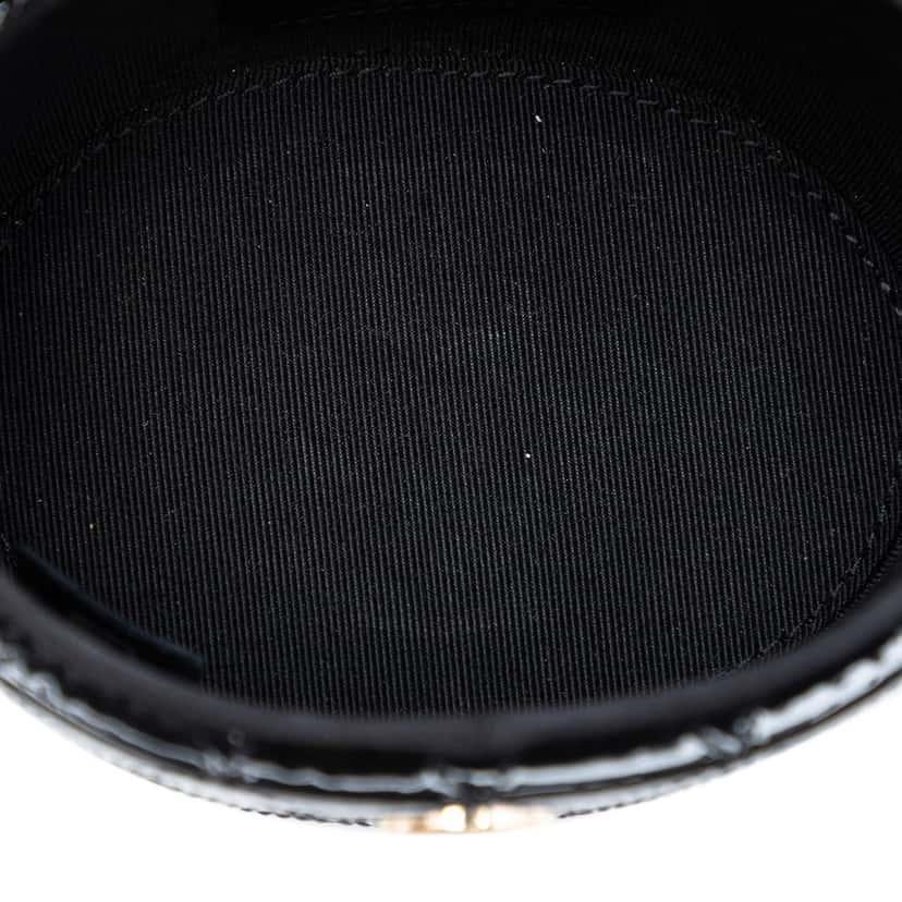 Chanel CC Quilted Patent Vanity Case with Chain Black Leather Very good condition - Model View