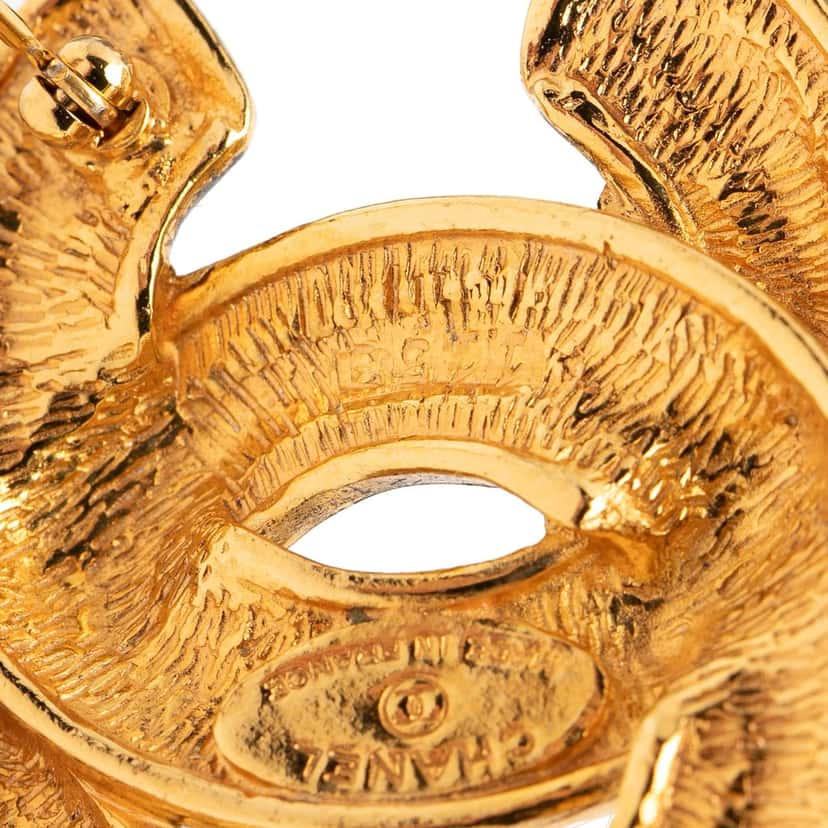 Chanel CC Gold Plated Quilted Brooch Gold Metal Very good condition - Model View