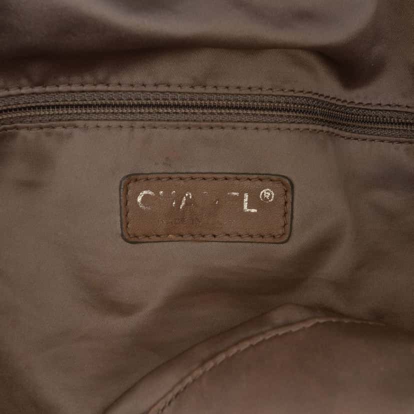 Chanel CC Embossed Patent Rock In Moscow Hobo Black Leather Very good condition - Box View