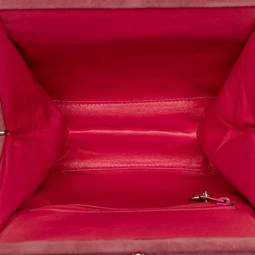 Chanel CC Quilted Suede Kiss Lock Handbag Pink Leather Very good condition - Model View