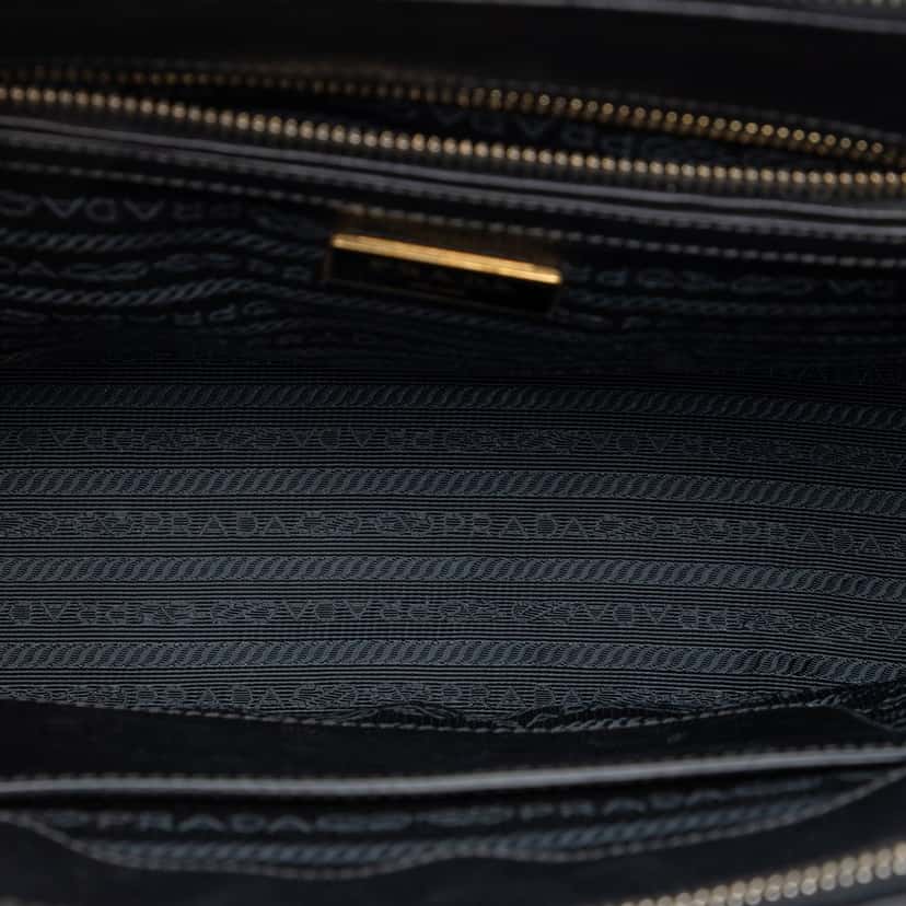 Prada Small Saffiano Lux Galleria Double Zip Satchel Black Leather Very good condition - Model View