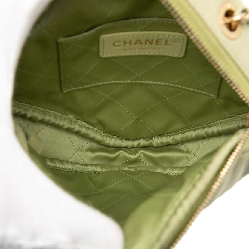 Chanel CC Quilted Lambskin Diamond Clutch with Chain Green Leather Good condition - Model View