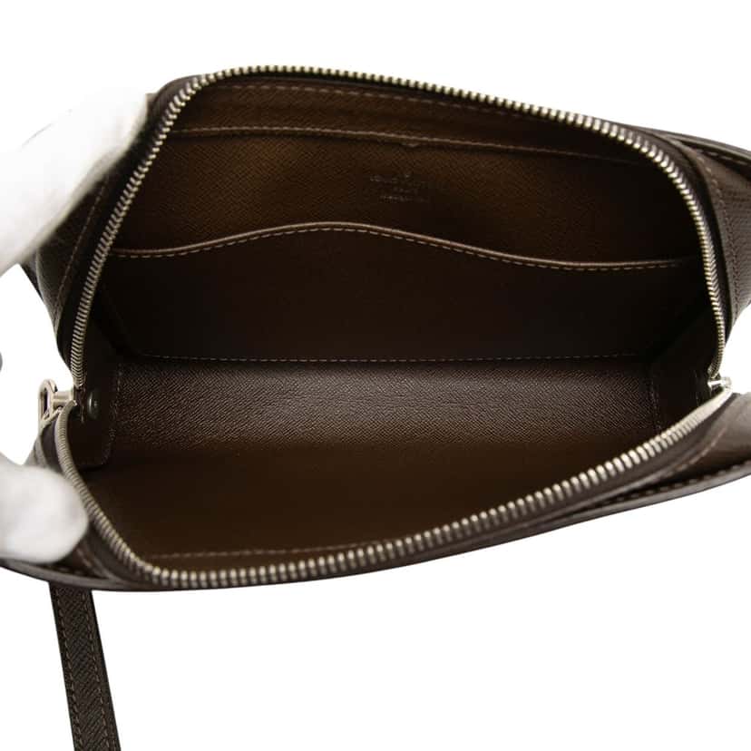 Louis Vuitton Taiga Pochette Baikal Brown Leather Very good condition - Model View