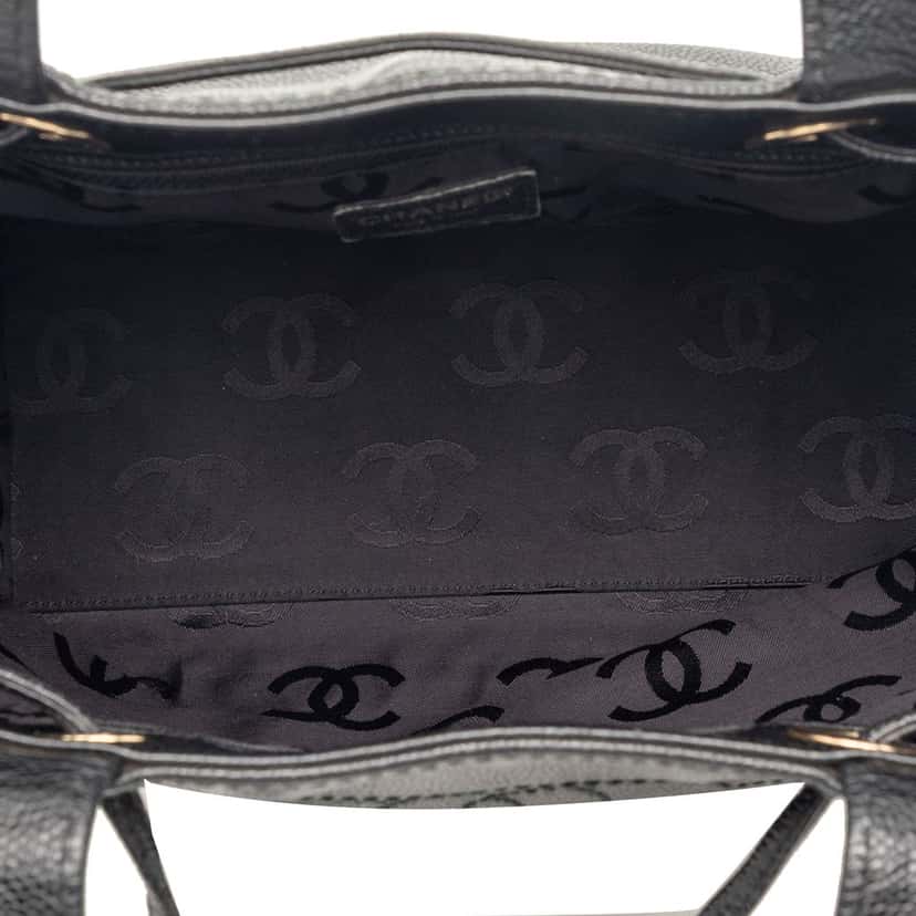 Chanel CC Caviar Drawstring Tote Black Leather Very good condition - Model View