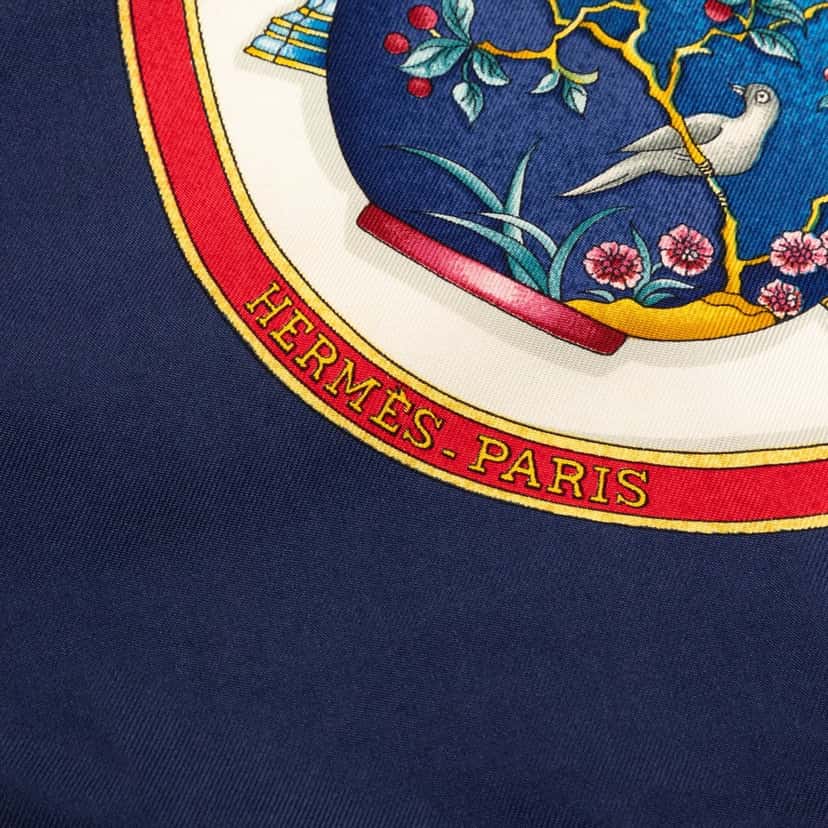 Hermès Qu Importe Le Flacon Silk Scarf 90 White Very good condition - Back View