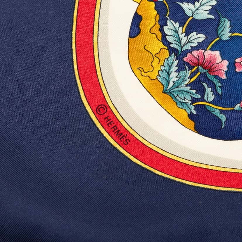 Hermès Qu Importe Le Flacon Silk Scarf 90 White Very good condition - Inside View