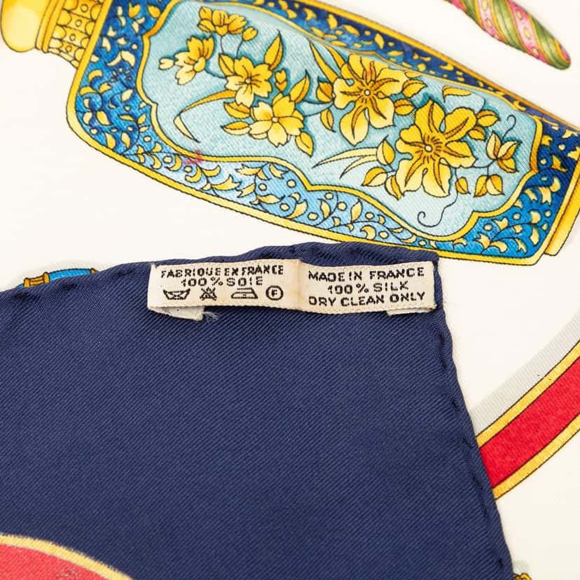 Hermès Qu Importe Le Flacon Silk Scarf 90 White Very good condition - Model View