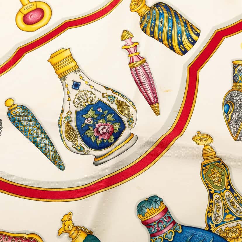 Hermès Qu Importe Le Flacon Silk Scarf 90 White Very good condition - Box View