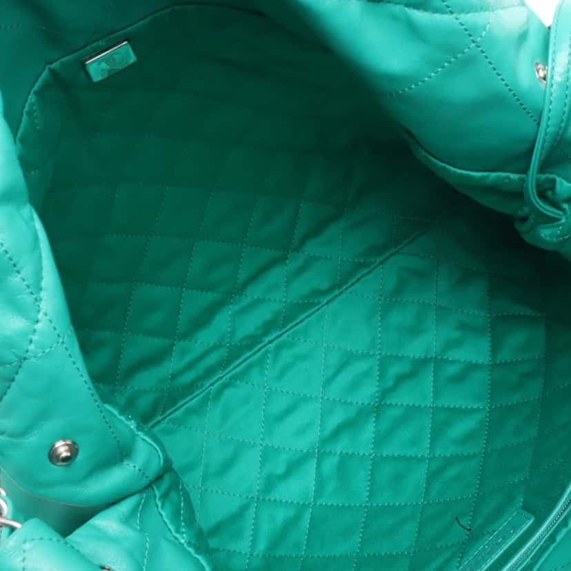 Chanel Medium Quilted Shiny Calfskin 22 Handbag Green Leather Very good condition - Inside View