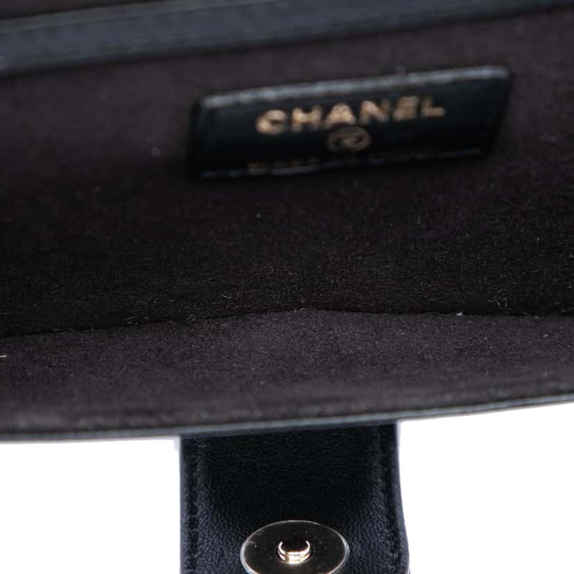 Chanel CC Quilted Lambskin Chain Around Sunglasses Case Black Leather Very good condition - Model View