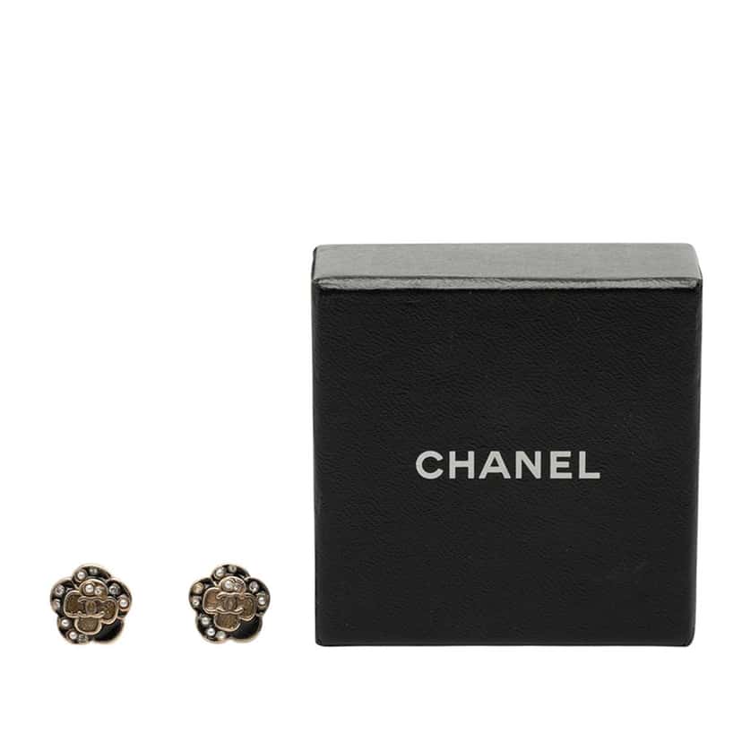Chanel CC Brass Enamel Faux Pearl and Strass Flower Earrings Gold Metal Very good condition - Model View