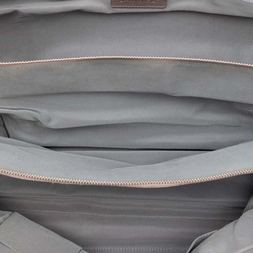 Chanel Large CC Quilted Denim Tote Pink Very good condition - Model View