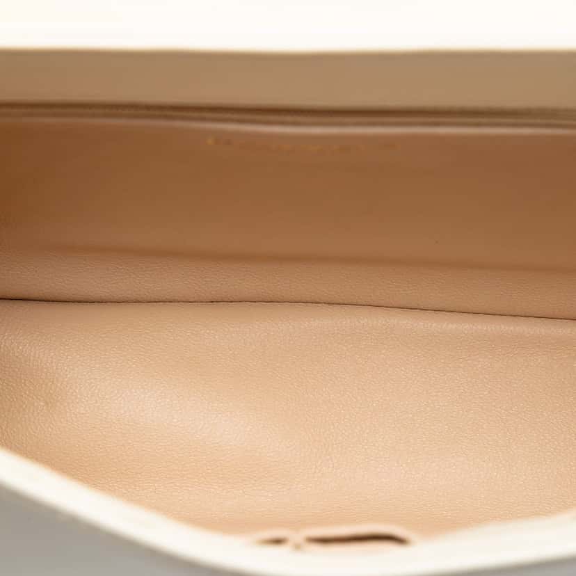 Chanel Large Chevron Sheepskin Subtle Flap White Leather Very good condition - Model View