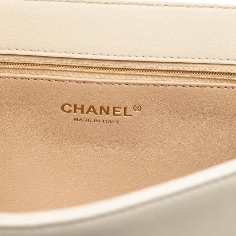 Chanel Large Chevron Sheepskin Subtle Flap White Leather Very good condition - Box View