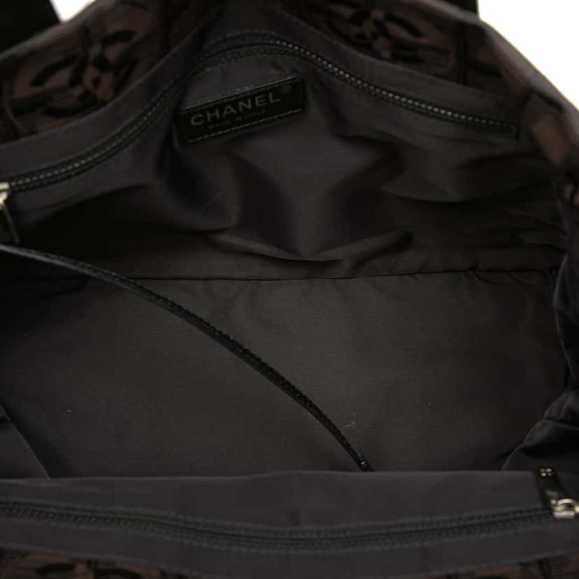 Chanel New Travel Line Nylon Tote Brown Very good condition - Model View