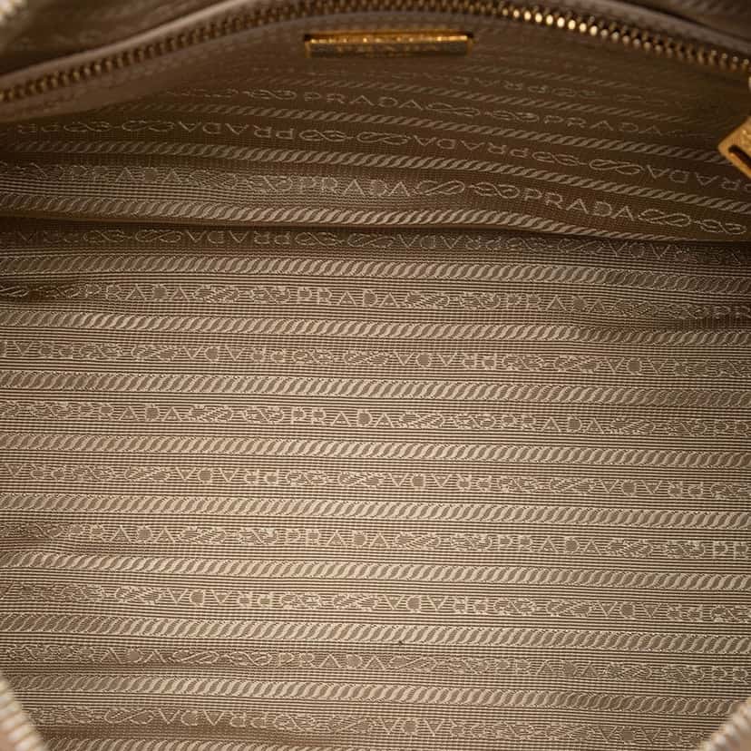 Prada Saffiano Lux Boston Bag Beige Leather Very good condition - Model View