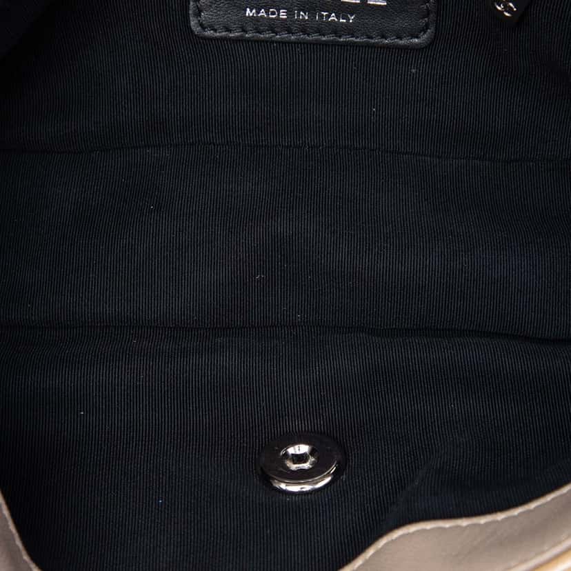 Chanel CC Patent Woven Stitch Full Flap Brown Leather Very good condition - Model View