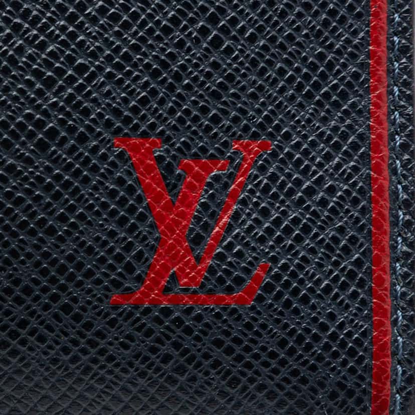 Louis Vuitton Taiga Pochette Voyage MM Blue Leather Very good condition - Box View