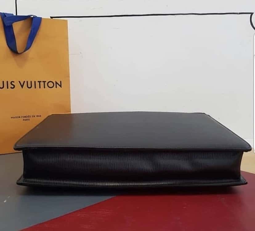 Louis Vuitton Louis Vuitton Men Epi Leather Messenger Bag Pre-Owned Black Leather Good condition - Box View