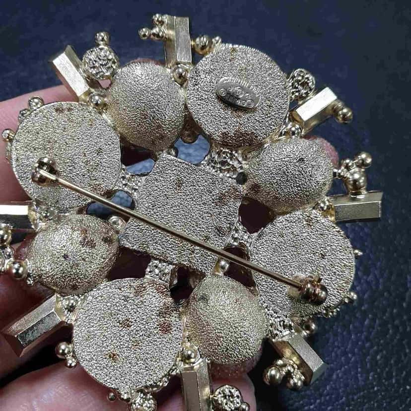 CHANEL CHANEL 12P Artificial pearl Brooch Pre-Owned Orange Good condition - Box View