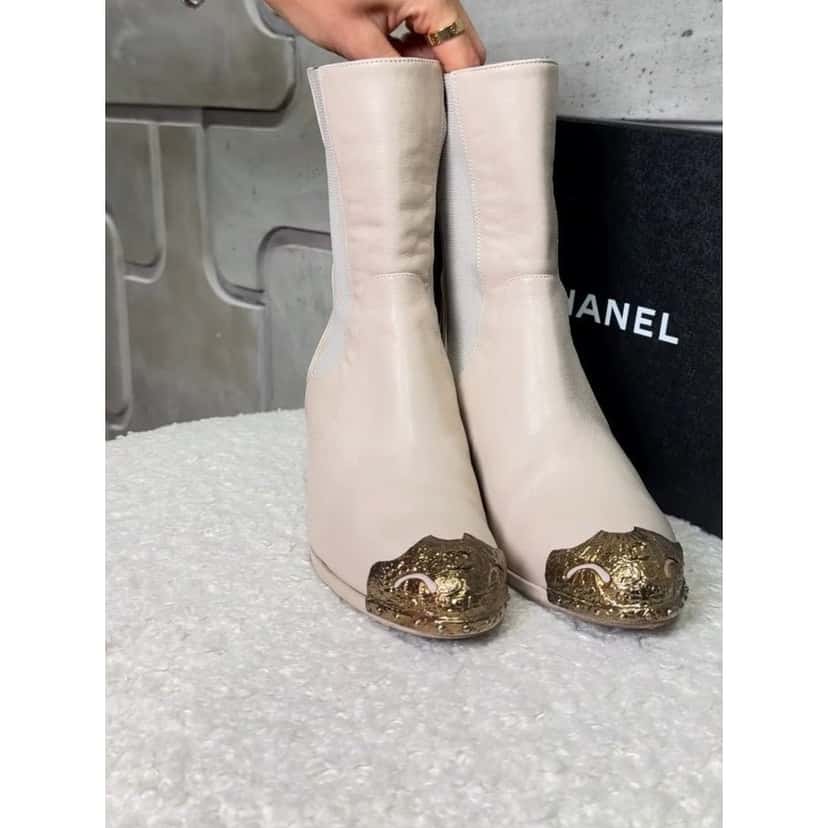Chanel Chanel Paris-Dallas Beige Leather Ankle Boots - Size 37 Pre-owned Beige Leather Good condition - Model View