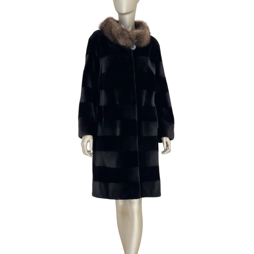Unsigned Diamond Faux Furs Luxury Italian Platinum Coat - Size L Pre-owned Red Good condition - Front View