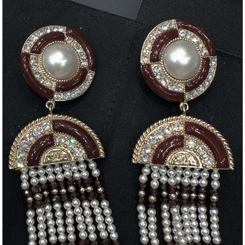 Chanel NWOT Chanel Pre-Fall 2019 Pearl Drop Earrings Pre-owned Other Good condition - Model View