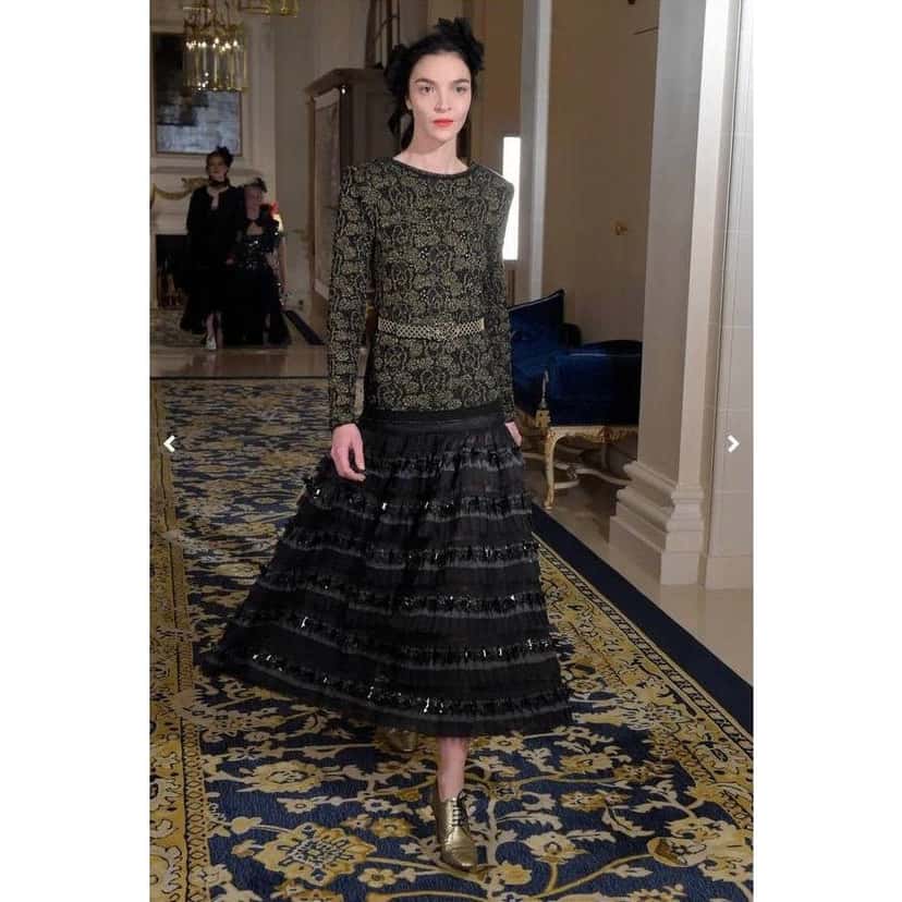 Chanel Chanel Vintage Black & Gold Knit Sweater - Size 44 Pre-owned Black Good condition - Box View